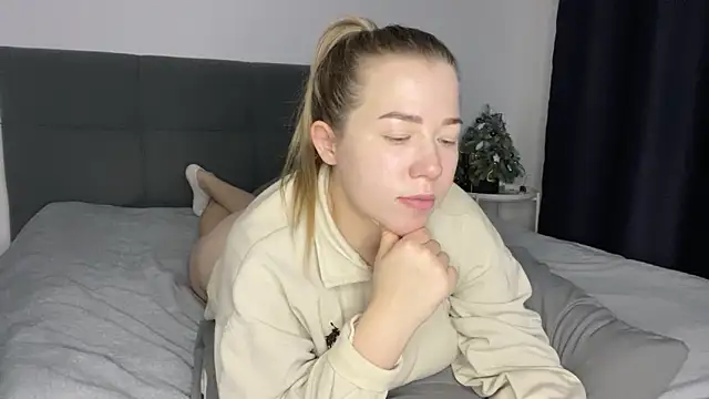 Embersweetbunny online show from December 2024 02:40:02 PM