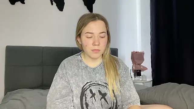 Embersweetbunny online show from January 2025 11:14:01 AM