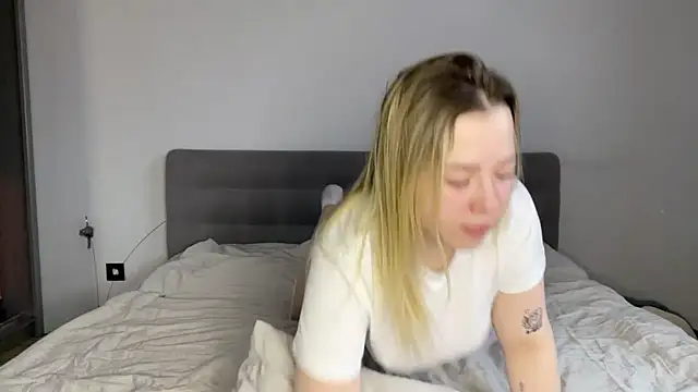 Embersweetbunny online show from December 2025 09:04:01 AM