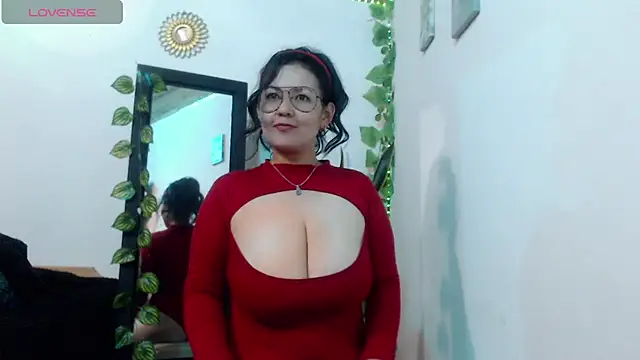 Snapshot of Donniia chatting on April 2026 10:45:01 PM Donniia online show from April 2026 10:45:01 PM