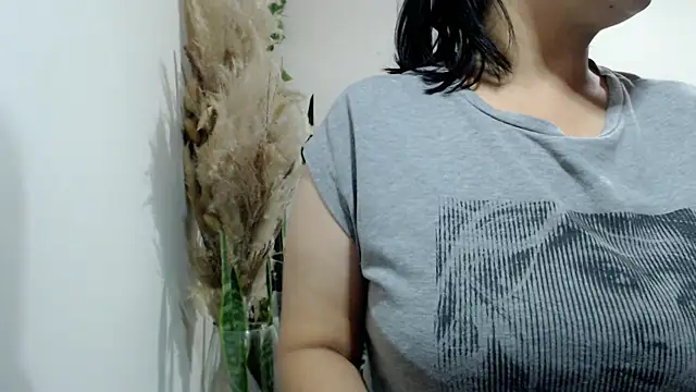 Snapshot of Donniia chatting on May 2026 01:22:01 AM Donniia online show from May 2026 01:22:01 AM