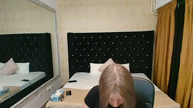 Lilly hott online show from November 2025 07:52:02 PM