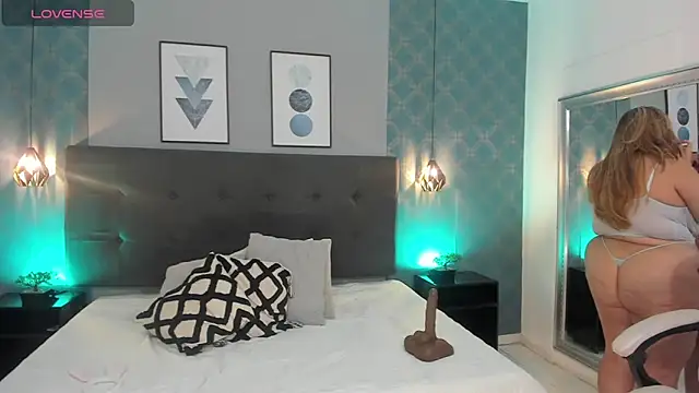 AmbarRoberts  online show from December 2024 04:32:01 PM