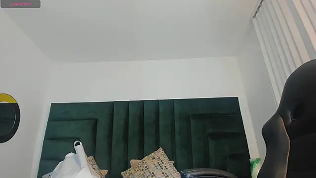 Snapshot of FaloonRoussel chatting on September 2025 06:08:01 PM FaloonRoussel online show from September 2025 06:08:01 PM