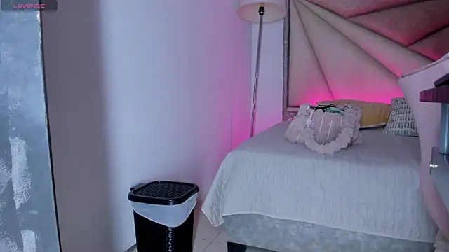 Snapshot of FaloonRoussel chatting on September 2025 06:00:01 PM FaloonRoussel online show from September 2025 06:00:01 PM