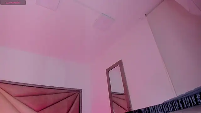 Snapshot of FaloonRoussel chatting on September 2025 06:12:02 PM FaloonRoussel online show from September 2025 06:12:02 PM