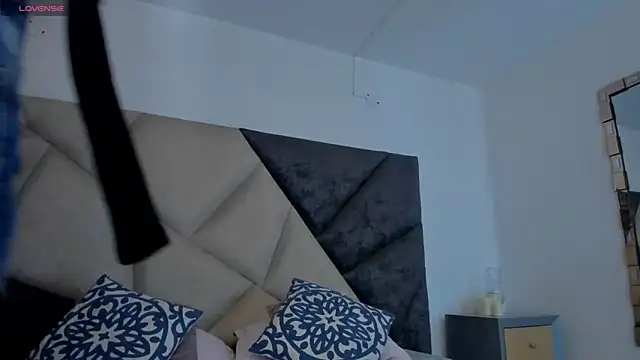 Snapshot of FaloonRoussel chatting on October 2025 06:14:02 PM FaloonRoussel online show from October 2025 06:14:02 PM