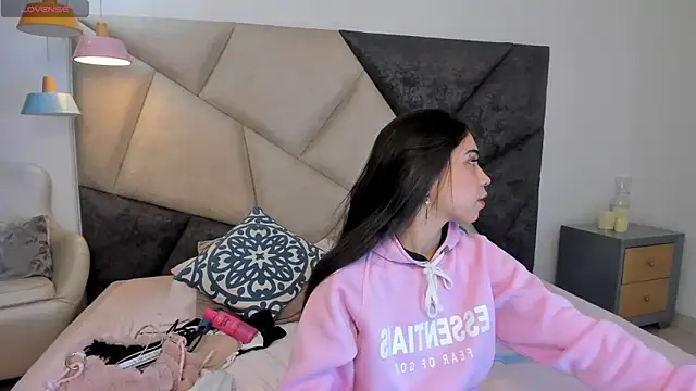 Snapshot of FaloonRoussel chatting on October 2025 06:38:02 PM FaloonRoussel online show from October 2025 06:38:02 PM