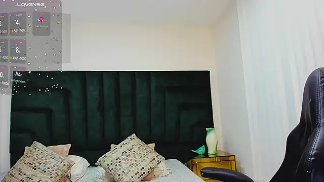 Snapshot of FaloonRoussel chatting on October 2025 06:18:01 PM FaloonRoussel online show from October 2025 06:18:01 PM