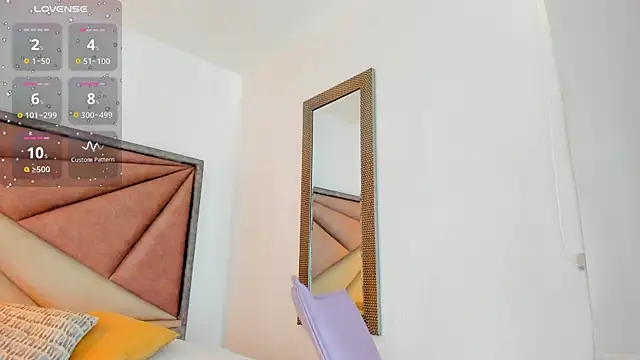 Snapshot of FaloonRoussel chatting on October 2025 06:09:01 PM FaloonRoussel online show from October 2025 06:09:01 PM