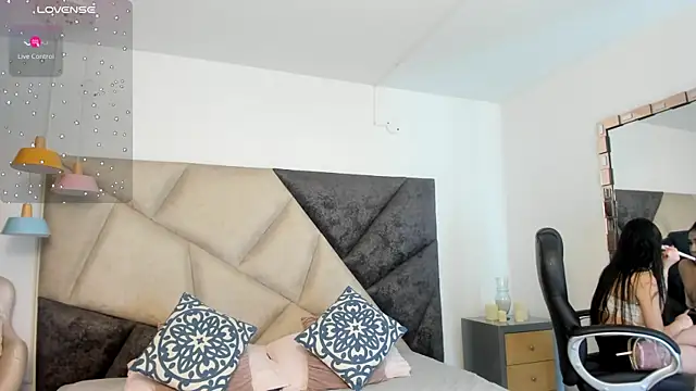 Snapshot of FaloonRoussel chatting on October 2025 06:17:01 PM FaloonRoussel online show from October 2025 06:17:01 PM