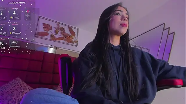 Snapshot of FaloonRoussel chatting on October 2025 12:18:01 AM FaloonRoussel online show from October 2025 12:18:01 AM