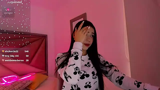 Snapshot of FaloonRoussel chatting on October 2025 06:32:01 PM FaloonRoussel online show from October 2025 06:32:01 PM