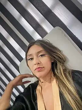 Snapshot of Rose-euphoria chatting on December 2024 10:03:02 PM Rose-euphoria online show from December 2024 10:03:02 PM