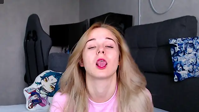 Snapshot of CassidyKiss chatting on October 2025 09:32:01 AM CassidyKiss online show from October 2025 09:32:01 AM