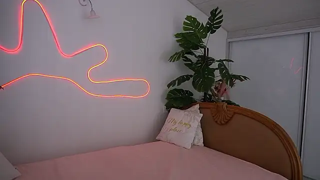 IceDanielles online show from December 2024 02:02:01 PM