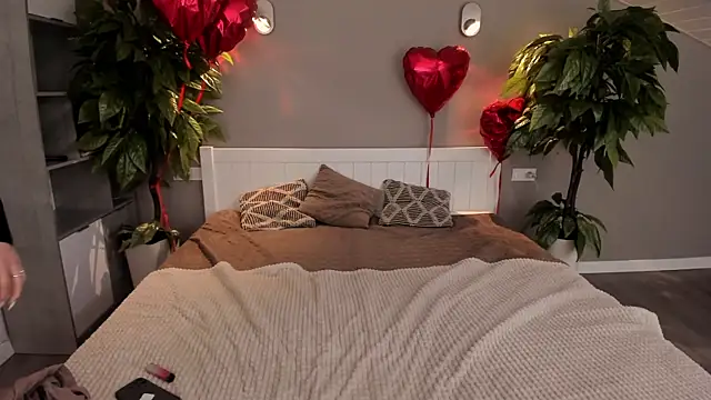 IceDanielles online show from March 2025 05:17:02 PM