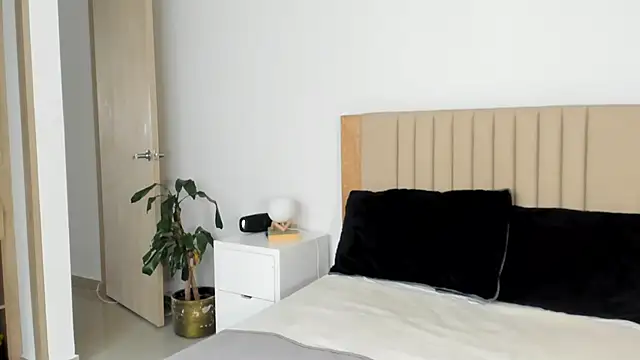 AnaHenao online show from October 2025 09:28:02 PM