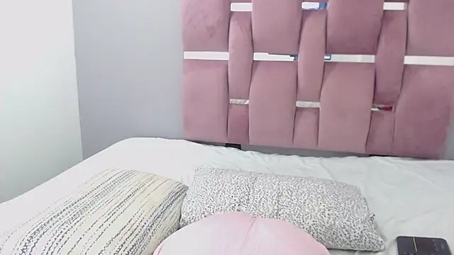 Snapshot of EmiliaKurt chatting on January 2025 08:37:02 PM EmiliaKurt online show from January 2025 08:37:02 PM