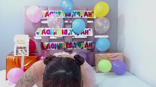 Snapshot of EmiliaKurt chatting on February 2025 08:57:01 PM EmiliaKurt online show from February 2025 08:57:01 PM