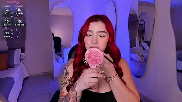 Snapshot of ViolettCastel chatting on October 2025 06:37:01 PM ViolettCastel online show from October 2025 06:37:01 PM