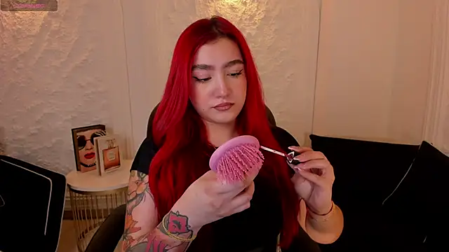 Snapshot of ViolettCastel chatting on October 2025 07:03:02 PM ViolettCastel online show from October 2025 07:03:02 PM