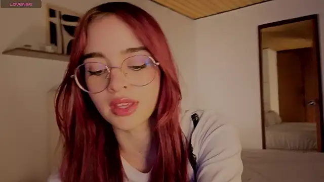 Snapshot of Roxxy_mora chatting on October 2025 09:33:01 PM Roxxy mora online show from October 2025 09:33:01 PM