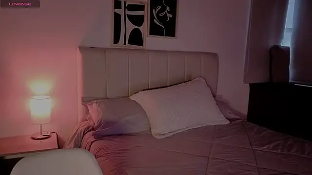 Snapshot of Roxxy_mora chatting on February 2026 10:28:01 PM Roxxy mora online show from February 2026 10:28:01 PM