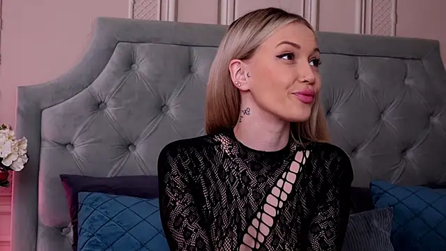 Snapshot of LucyAddison chatting on February 2025 05:33:02 AM LucyAddison online show from February 2025 05:33:02 AM