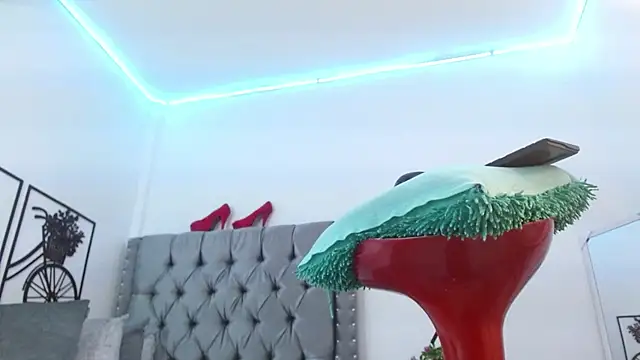 Snapshot of YUSELFI_ROSS_ chatting on January 2025 12:07:02 PM YUSELFI ROSS online show from January 2025 12:07:02 PM