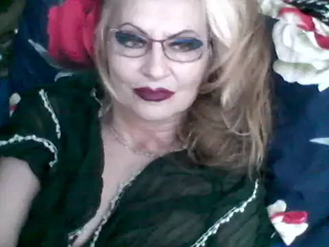 Snapshot of CarlyTreat chatting on December 2024 08:11:01 PM CarlyTreat online show from December 2024 08:11:01 PM