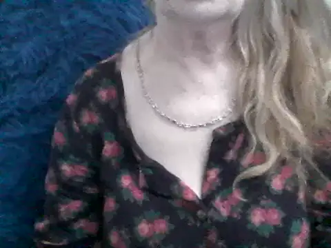 Snapshot of CarlyTreat chatting on December 2024 04:17:01 PM CarlyTreat online show from December 2024 04:17:01 PM