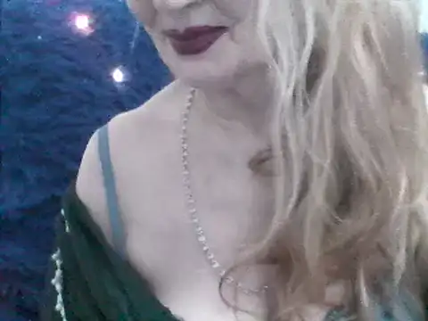 Snapshot of CarlyTreat chatting on December 2024 07:40:01 PM CarlyTreat online show from December 2024 07:40:01 PM