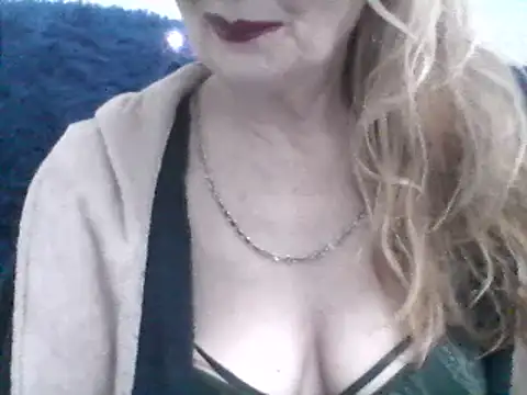 Snapshot of CarlyTreat chatting on January 2025 03:29:01 PM CarlyTreat online show from January 2025 03:29:01 PM