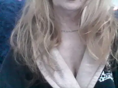 Snapshot of CarlyTreat chatting on January 2025 02:07:01 PM CarlyTreat online show from January 2025 02:07:01 PM