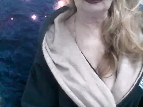 Snapshot of CarlyTreat chatting on January 2025 03:18:01 PM CarlyTreat online show from January 2025 03:18:01 PM