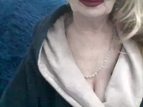 Snapshot of CarlyTreat chatting on February 2025 06:05:01 PM CarlyTreat online show from February 2025 06:05:01 PM
