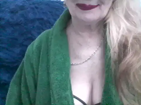 Snapshot of CarlyTreat chatting on February 2025 06:19:01 PM CarlyTreat online show from February 2025 06:19:01 PM