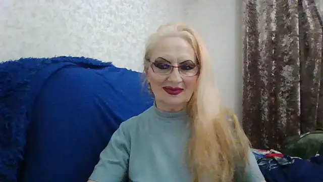 Snapshot of CarlyTreat chatting on October 2025 03:19:01 PM CarlyTreat online show from October 2025 03:19:01 PM
