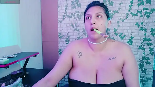 MIABOOBS   online show from October 2025 06:03:01 AM