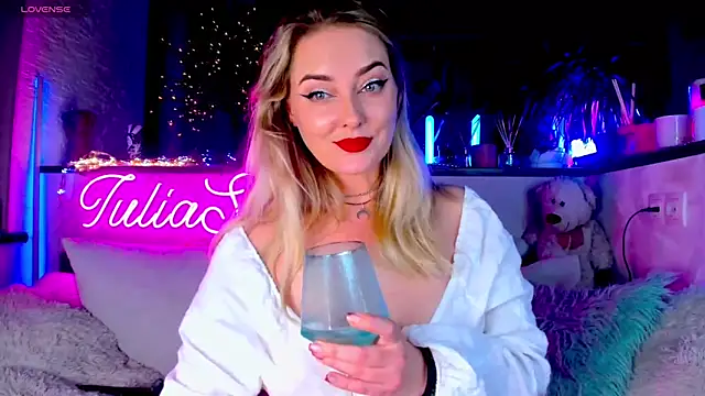 Snapshot of _JuliaSpace_ chatting on December 2024 07:00:02 PM JuliaSpace online show from December 2024 07:00:02 PM