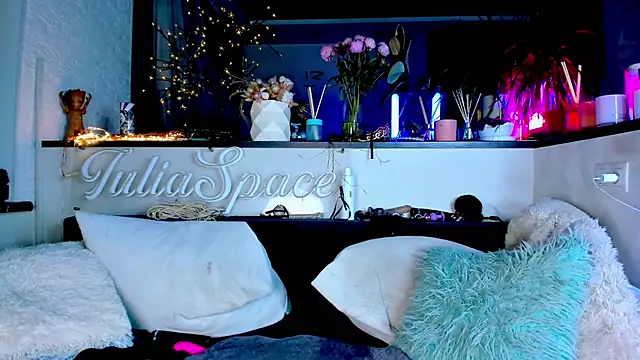 Snapshot of _JuliaSpace_ chatting on January 2025 10:51:02 PM JuliaSpace online show from January 2025 10:51:02 PM