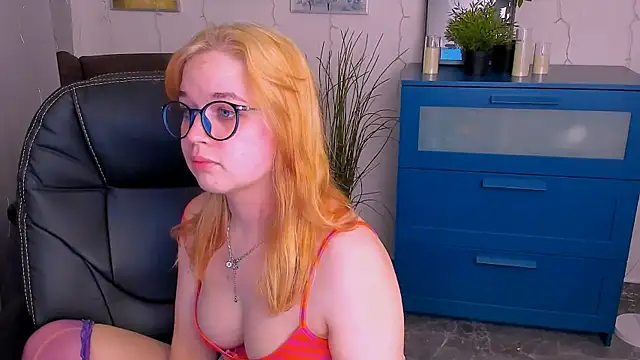 Snapshot of AlicePopsy chatting on January 2025 06:35:02 PM AlicePopsy online show from January 2025 06:35:02 PM