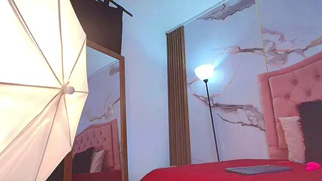 Snapshot of Ema_Jonees chatting on November 2025 11:32:02 AM Ema Jonees online show from November 2025 11:32:02 AM