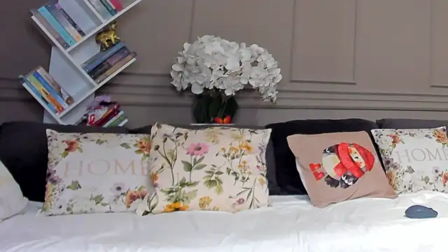 Deliciouslips online show from November 2025 02:05:02 PM