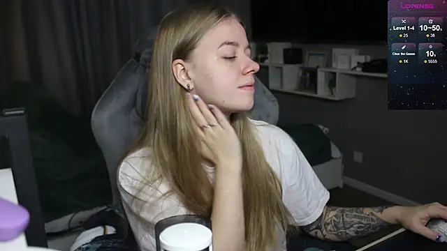 Snapshot of candy_maggie chatting on December 2024 11:07:02 AM candy maggie online show from December 2024 11:07:02 AM