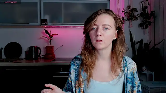 Snapshot of Elly_Helly chatting on November 2025 08:42:02 PM Elly Helly online show from November 2025 08:42:02 PM