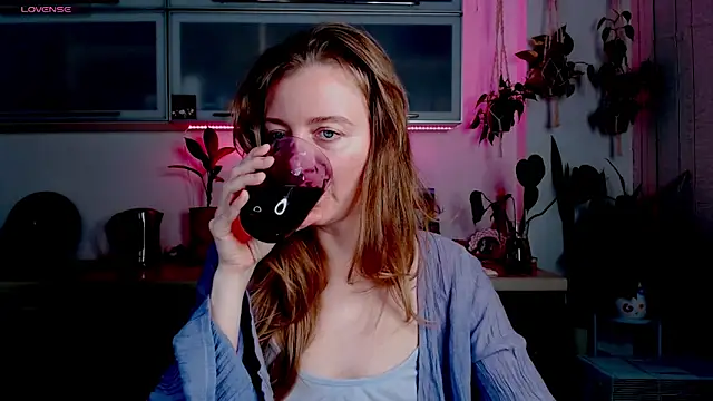 Snapshot of Elly_Helly chatting on November 2025 08:47:01 PM Elly Helly online show from November 2025 08:47:01 PM