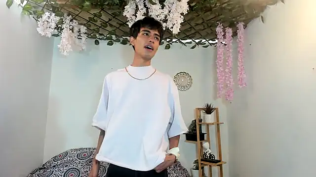 oliverhot2005 online show from September 2025 05:01:02 PM