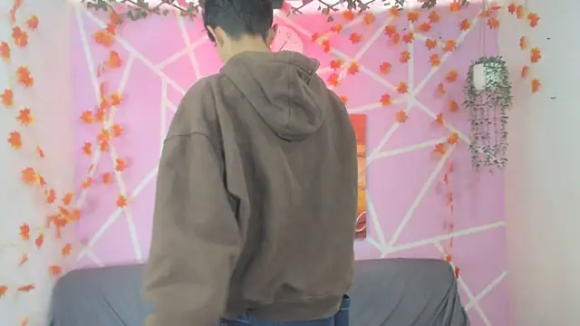 oliverhot2005 online show from November 2025 07:36:02 PM